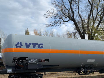 Grauer Kesselwagen mit orangenem Streifen rund herum